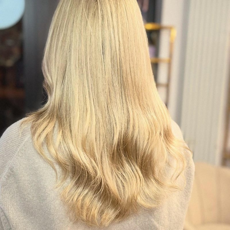Realizacja fryzjerska — rozjaśnianie blond