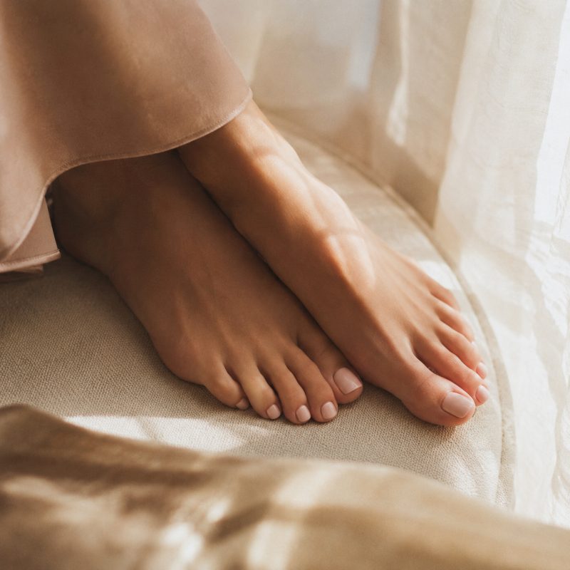 Realizacja pedicure — hybryda OPI na stopach