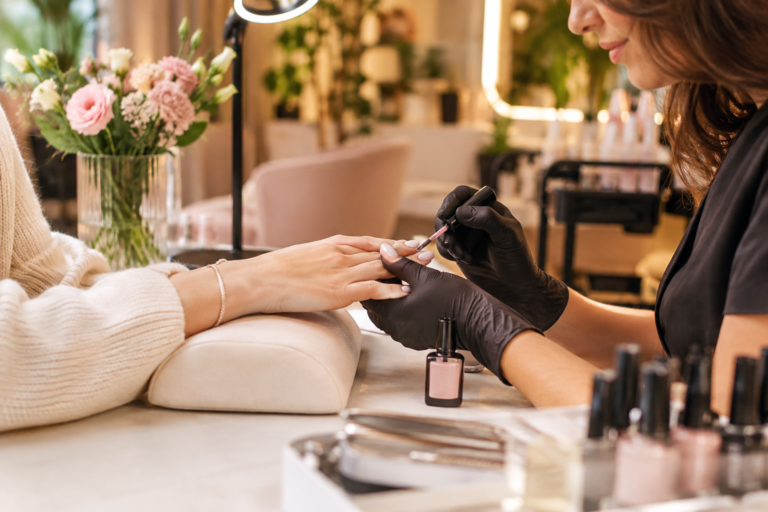 Manicure hybrydowy Wilanów — krok po kroku i jak przedłużyć trwałość w Bellita